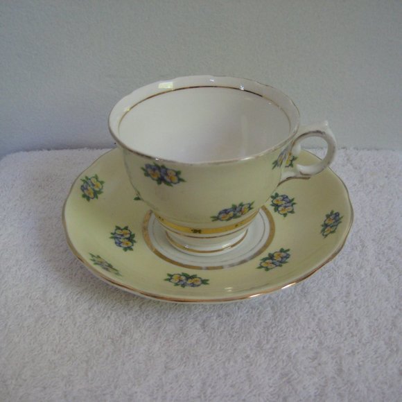 Colclough buttercream and dainty floral scalloped china teacup and saucer - Picture 1 of 4